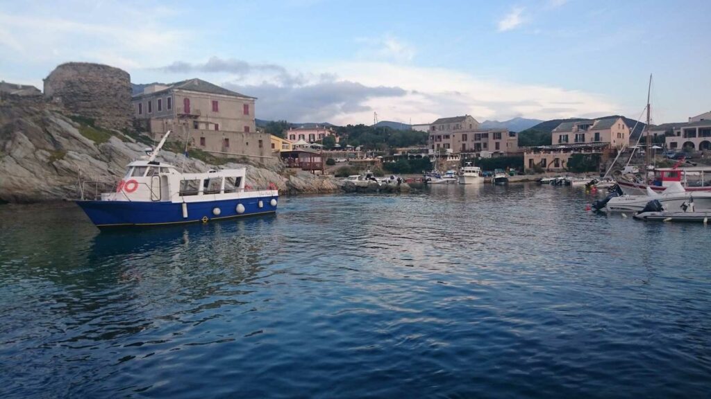 Navette maritime San Paulu menant à la Promenade du sentier des douaniers. Treck au Cap Corse au départ du petit port de Macinaggio